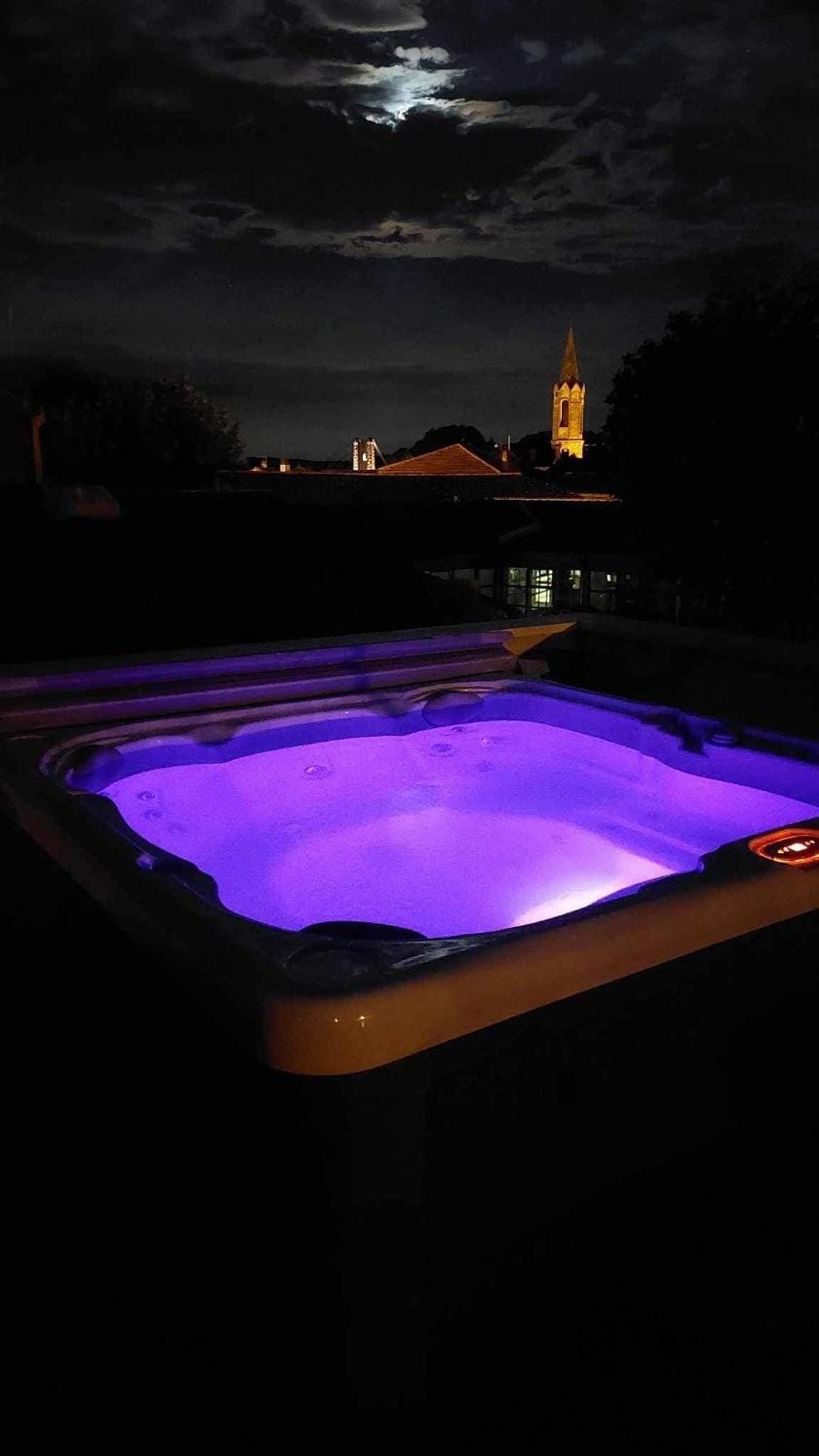 spacious cottage with hot tub Apartment in Saint-Martin-d'Ardèche