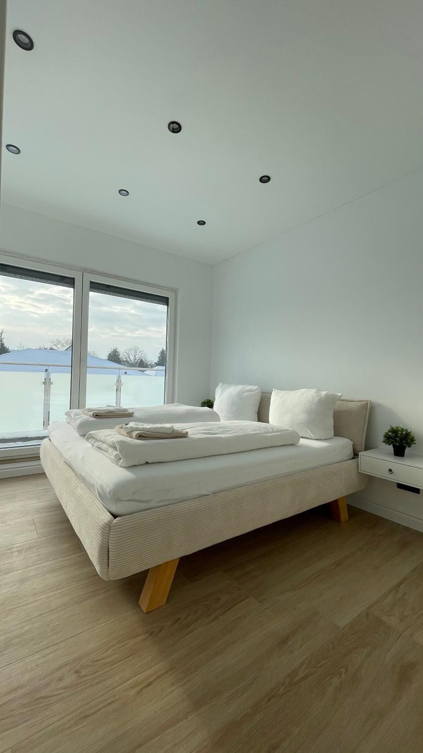 Bed, Bedroom, towels