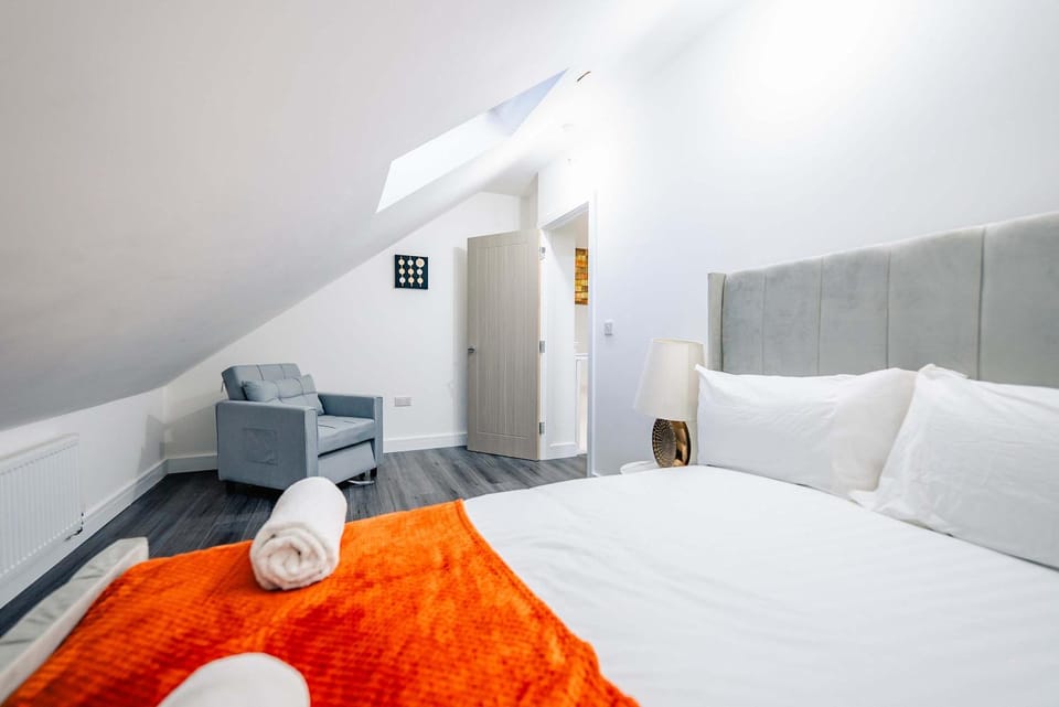 Bed, Photo of the whole room, Bedroom, towels