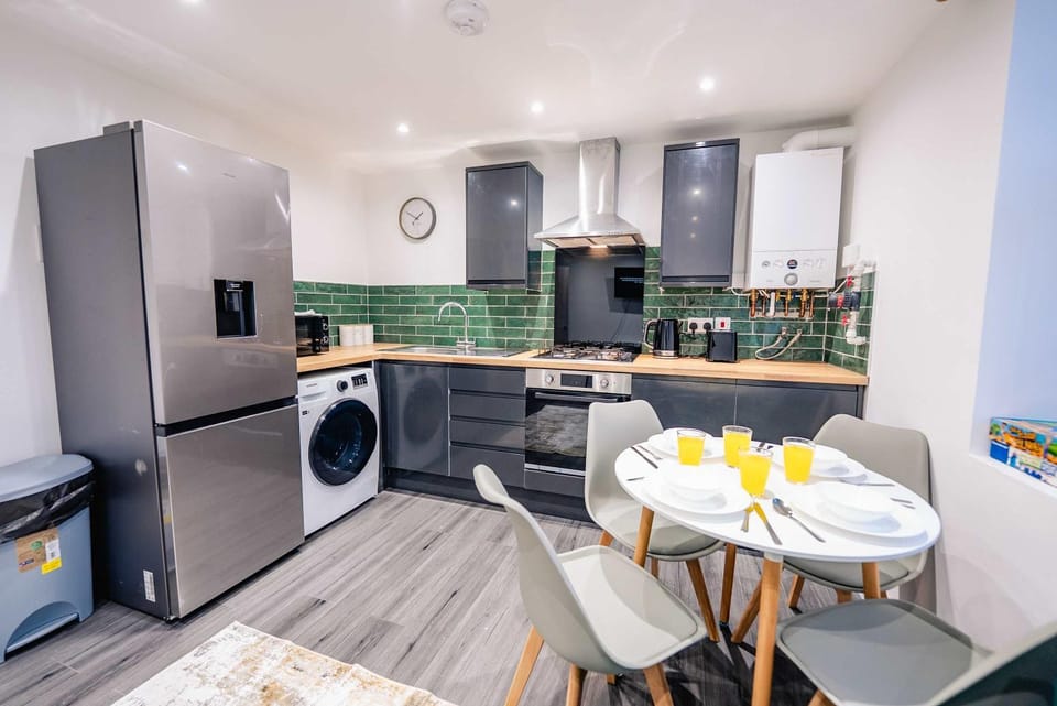 Kitchen or kitchenette, Seating area, oven, stove, toaster, washing machine