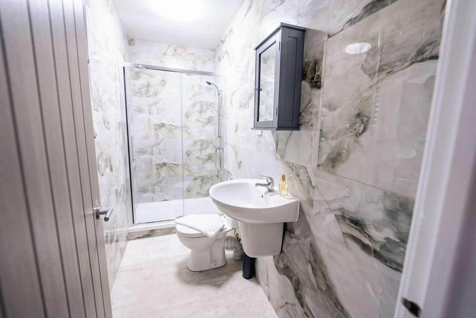 Shower, Toilet, Bathroom, towels