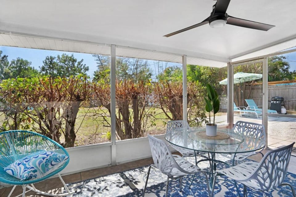 Gorgeous remodel with large yard House in Bradenton