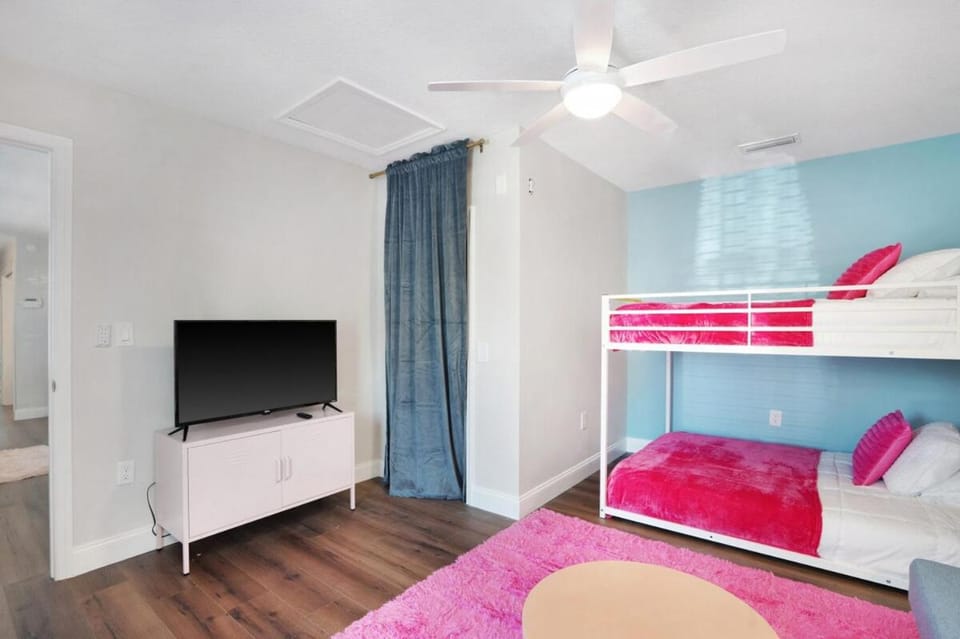 Gorgeous remodel with large yard House in Bradenton