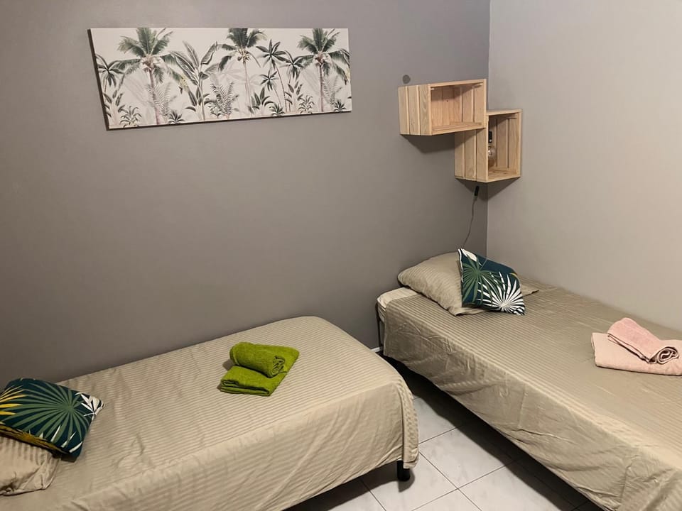 FLAMBOYANT appartement 3 chambres SOUS LES COCOTIERS Apartment in Leeward Islands