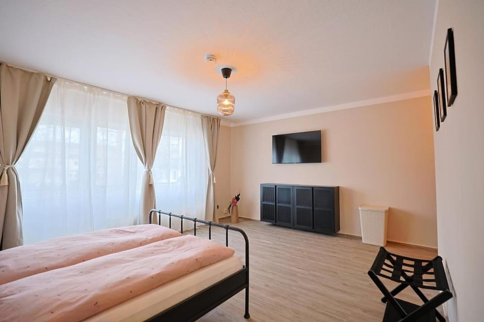 Communal lounge/ TV room, Bed, TV and multimedia, Photo of the whole room, Bedroom