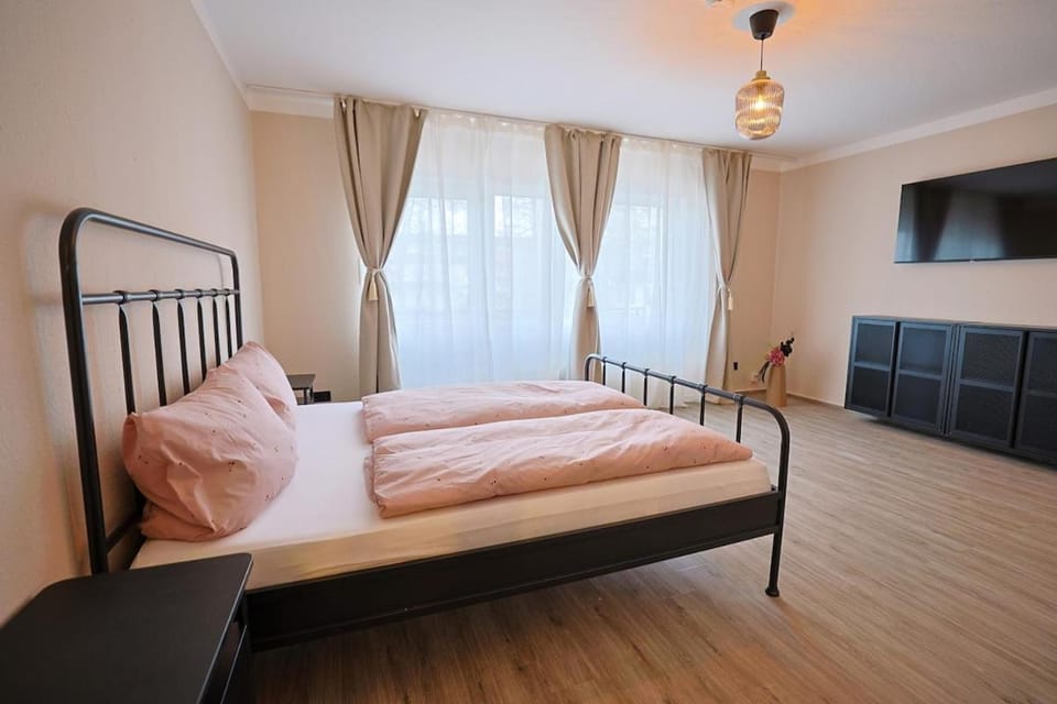 Bed, TV and multimedia, Photo of the whole room, Bedroom