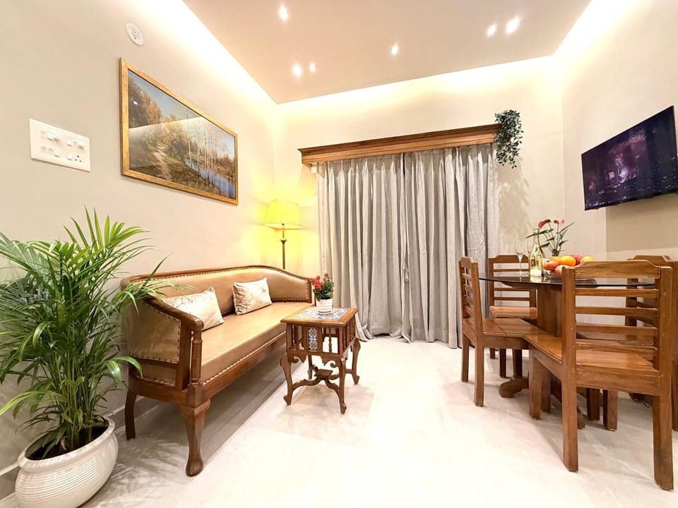 Bed, Living room, Dining area, Bedroom