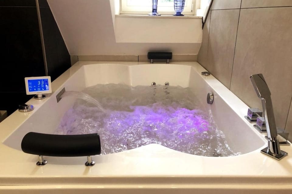 Hot Tub, Bath