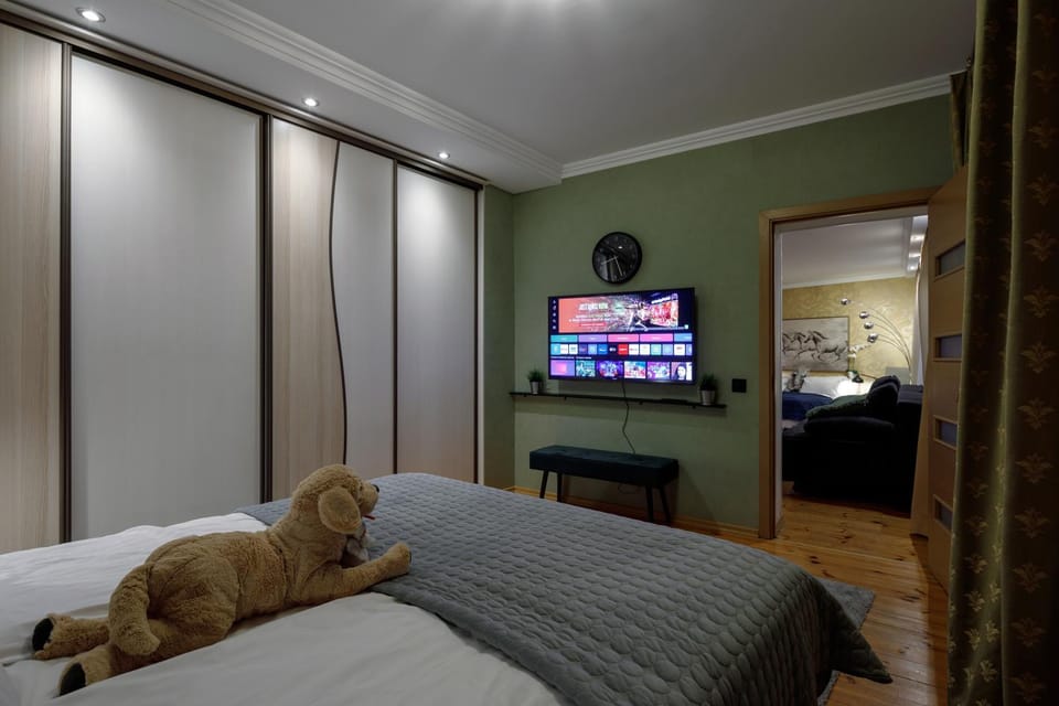 Bed, TV and multimedia, Bedroom
