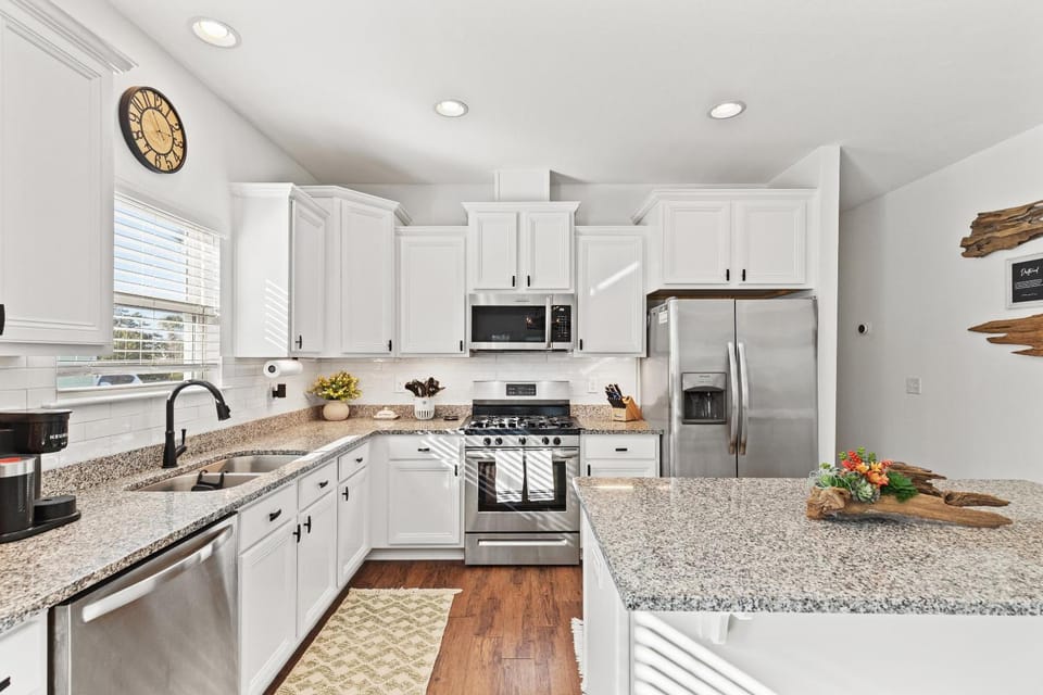 Coffee/tea facilities, Kitchen or kitchenette, dishwasher, microwave, oven, stove, toaster