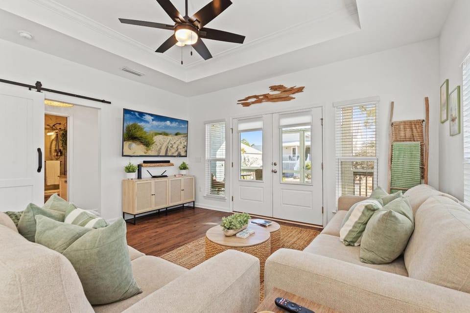 TV and multimedia, Living room, Decorative detail, Seating area, pet friendly, pet friendly