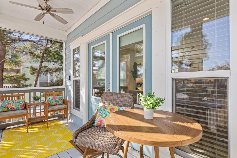 Facade/entrance, Day, Balcony/Terrace, Seating area