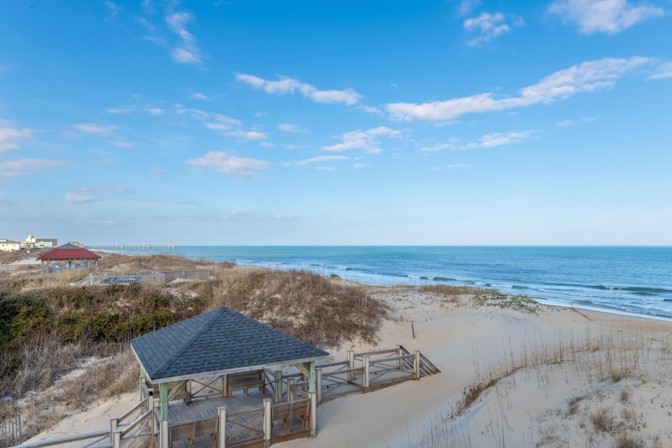 What-A-View - S Nags Head MP 17, Oceanfront Duplex, Ocean View, Hot Tub, Flex Stays House in Nags Head