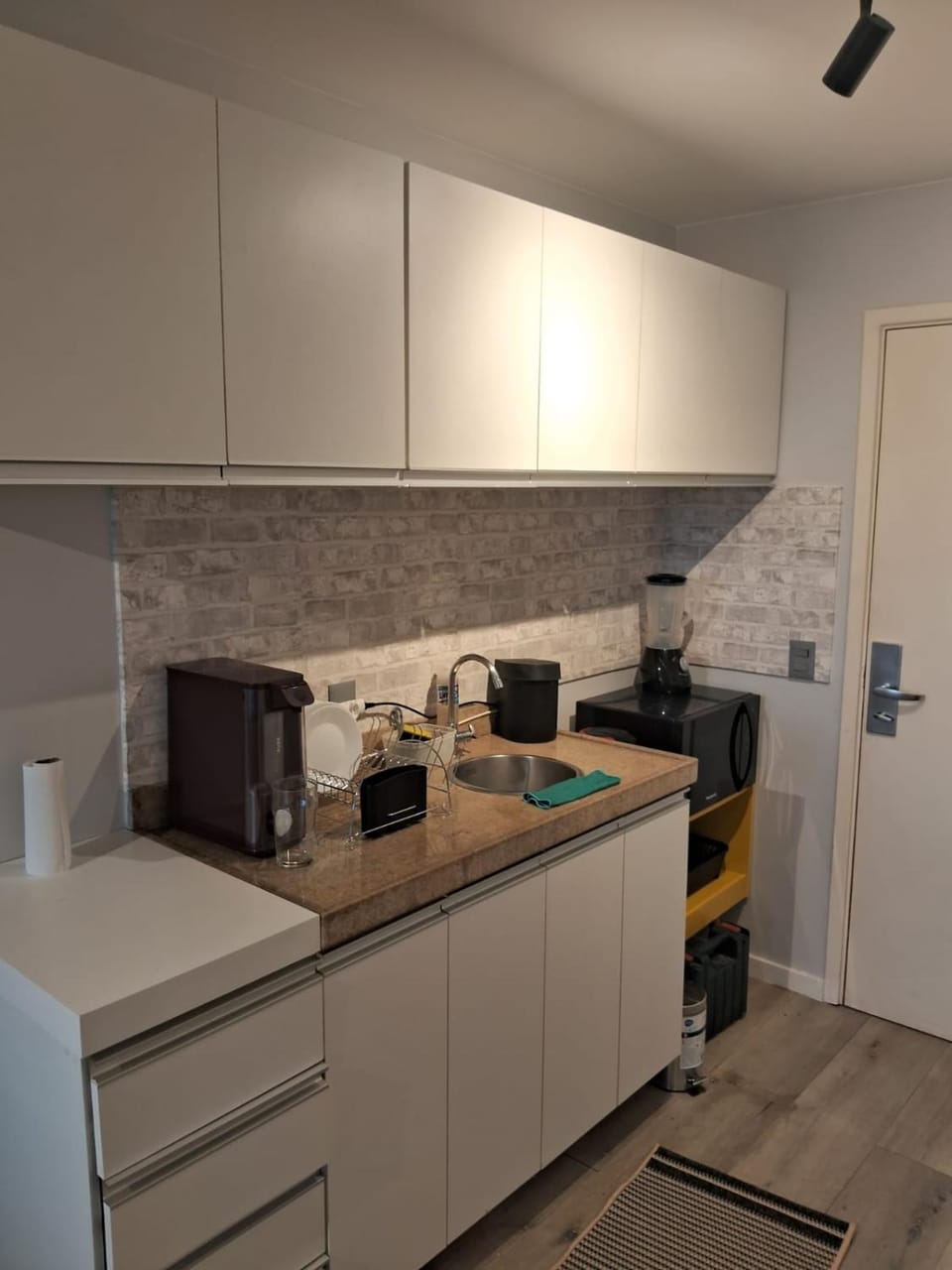 Coffee/tea facilities, Kitchen or kitchenette, stove
