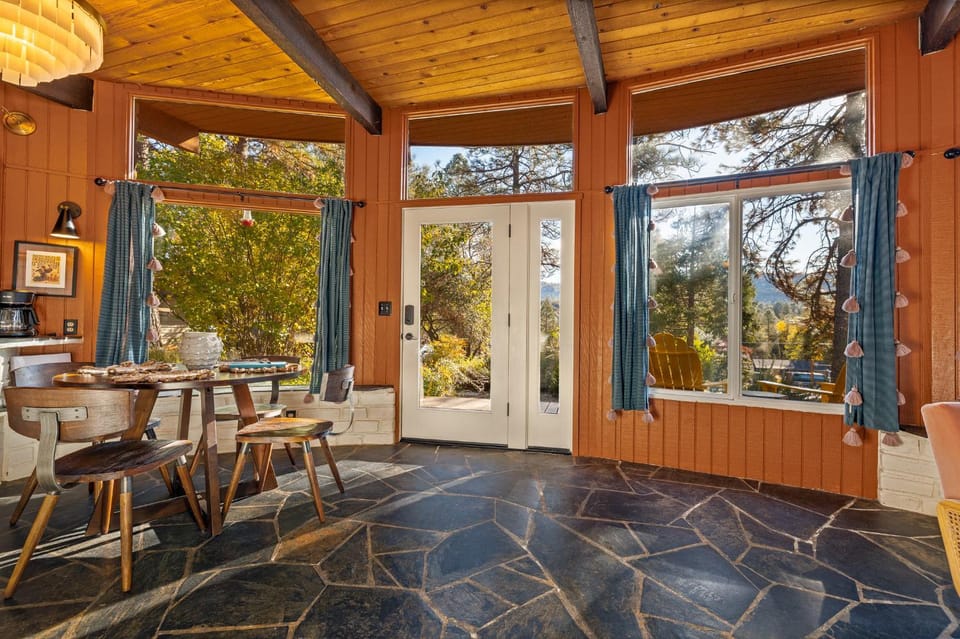 16 mi to Yosemite-1 mi to Oakhurst-Anthro Decor House in Oakhurst