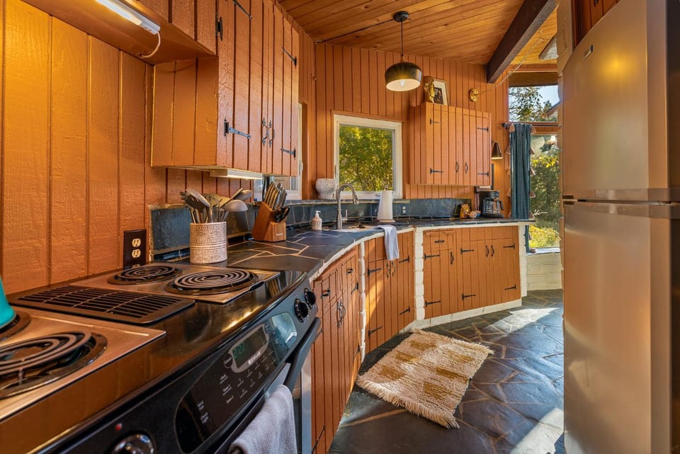 16 mi to Yosemite-1 mi to Oakhurst-Anthro Decor House in Oakhurst