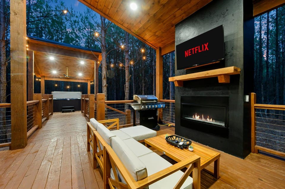 Communal lounge/ TV room, TV and multimedia, fireplace