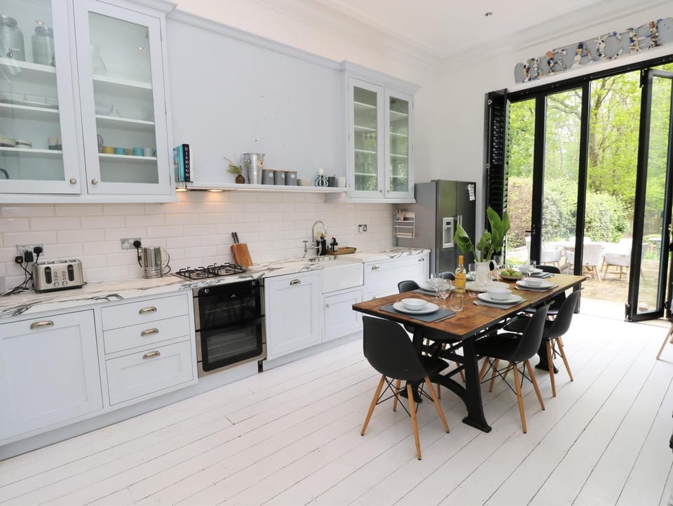 Coffee/tea facilities, Kitchen or kitchenette, Dining area, stove, toaster