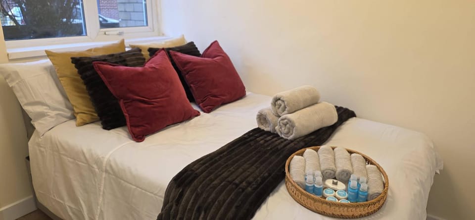 Bed, Photo of the whole room, Bedroom, towels