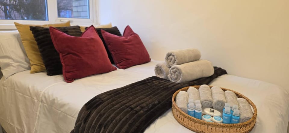 Bed, Photo of the whole room, Bedroom, towels