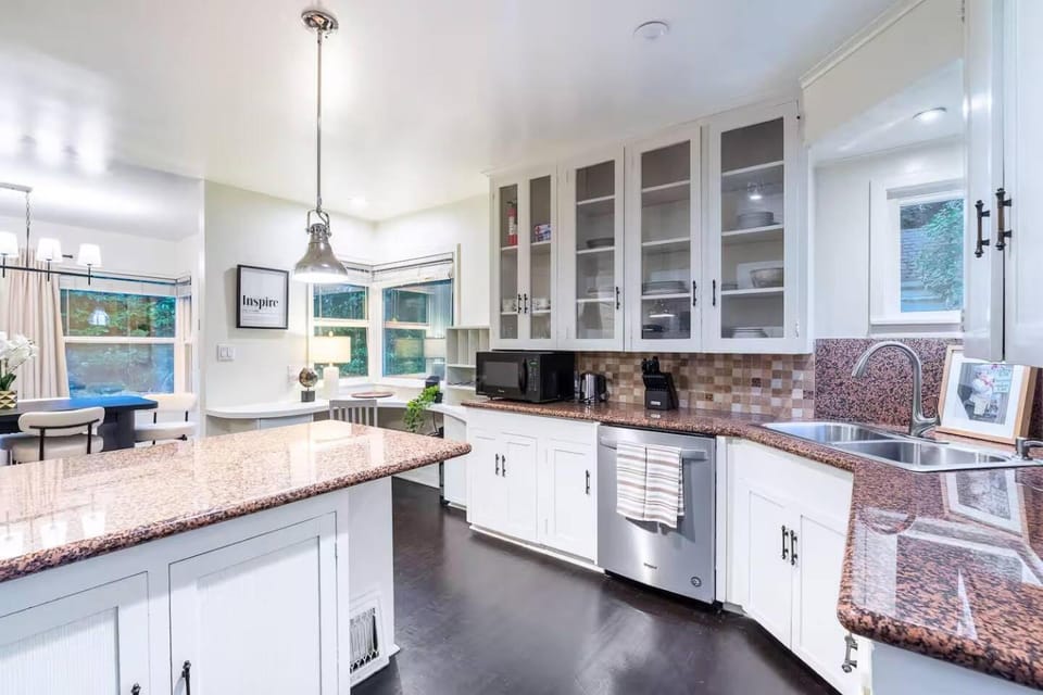 Charming Seattle House with Lake view plus Studio House in Lake City