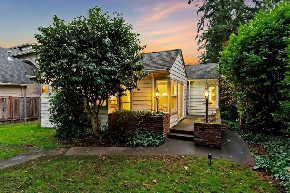 Charming Seattle House with Lake view plus Studio House in Lake City
