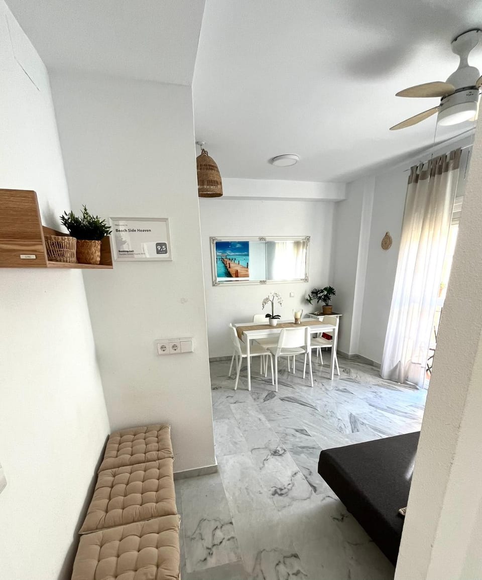 Kitchen or kitchenette, Seating area, Dining area