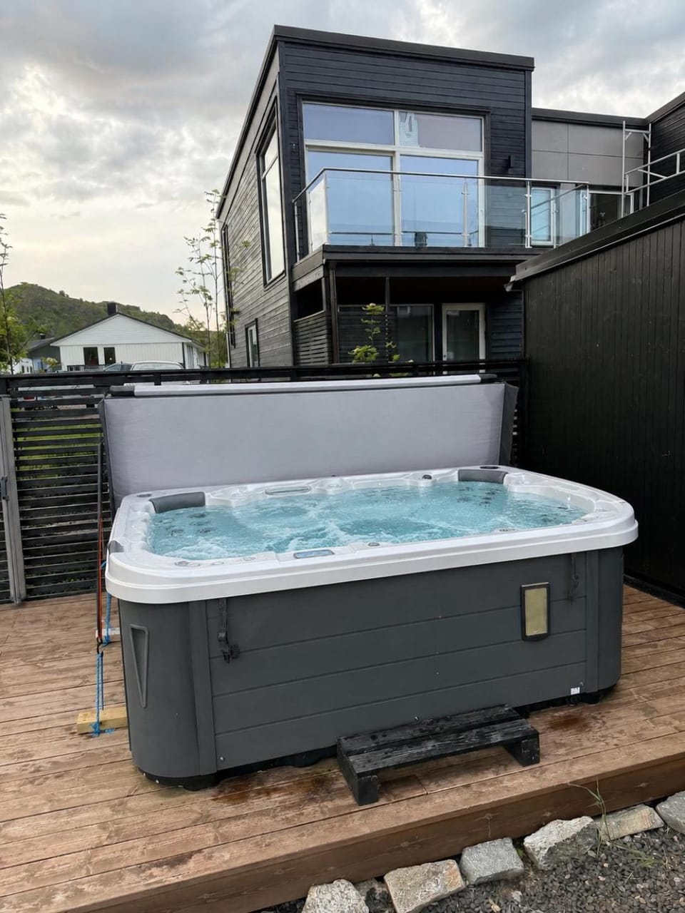 Nordic Comfort Suite with Hot Tub Villa in Lofoten
