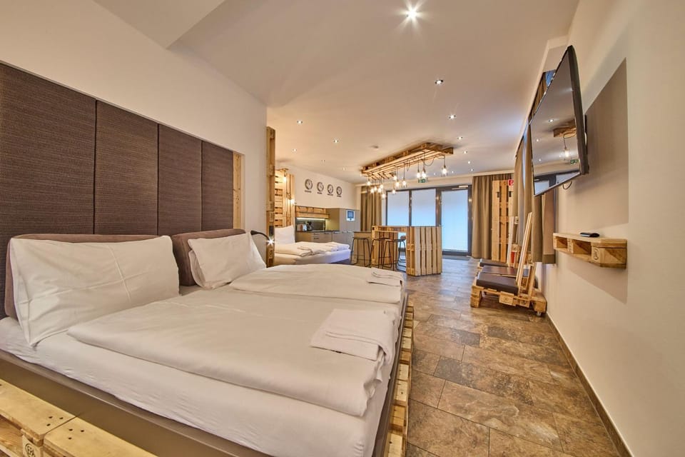 Bed, TV and multimedia, Living room, Seating area