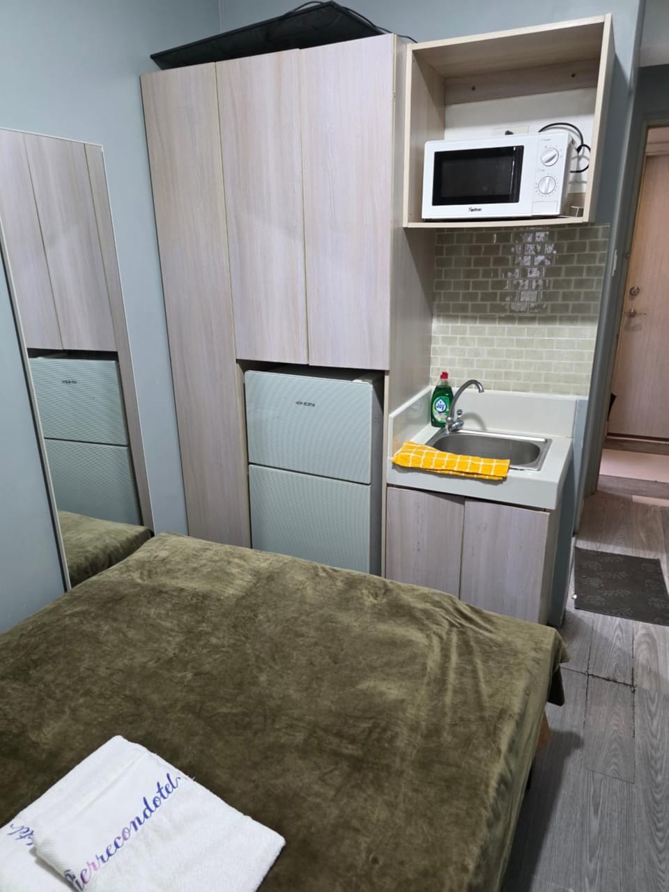 Kitchen or kitchenette, oven