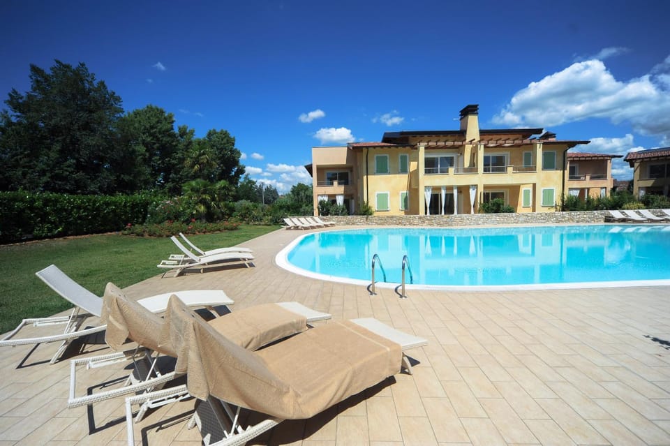 Property building, Day, Swimming pool, sunbed