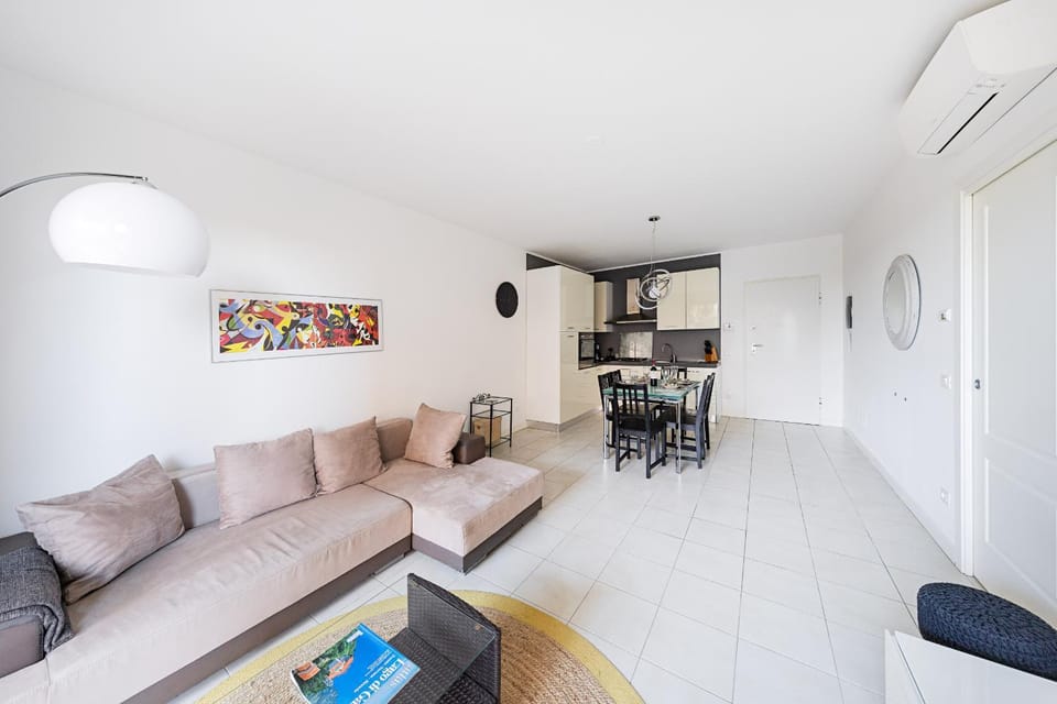 Communal lounge/ TV room, Living room, Dining area, air conditioner