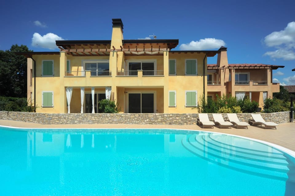 Property building, Day, Swimming pool, sunbed