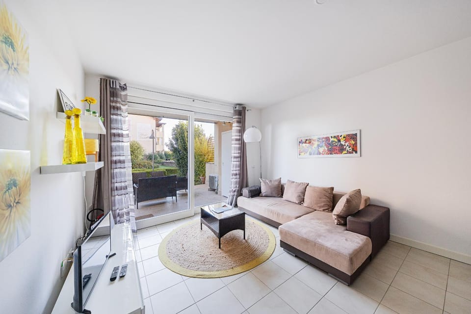 Communal lounge/ TV room, TV and multimedia, Living room