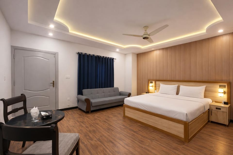 Bed, Photo of the whole room, Seating area, Bedroom