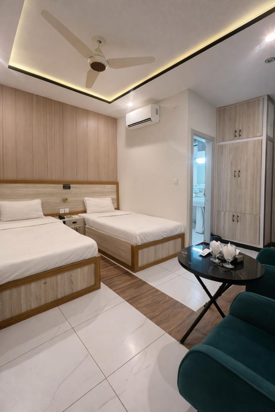 Bed, Photo of the whole room, Seating area, Bedroom, air conditioner