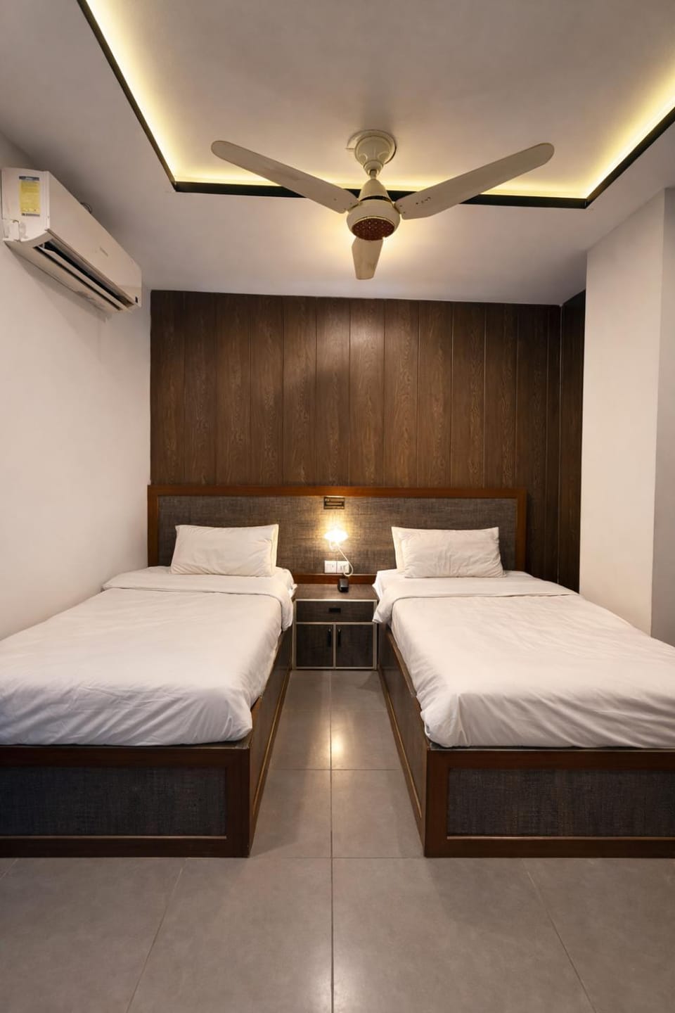 Bed, Photo of the whole room, Bedroom, air conditioner
