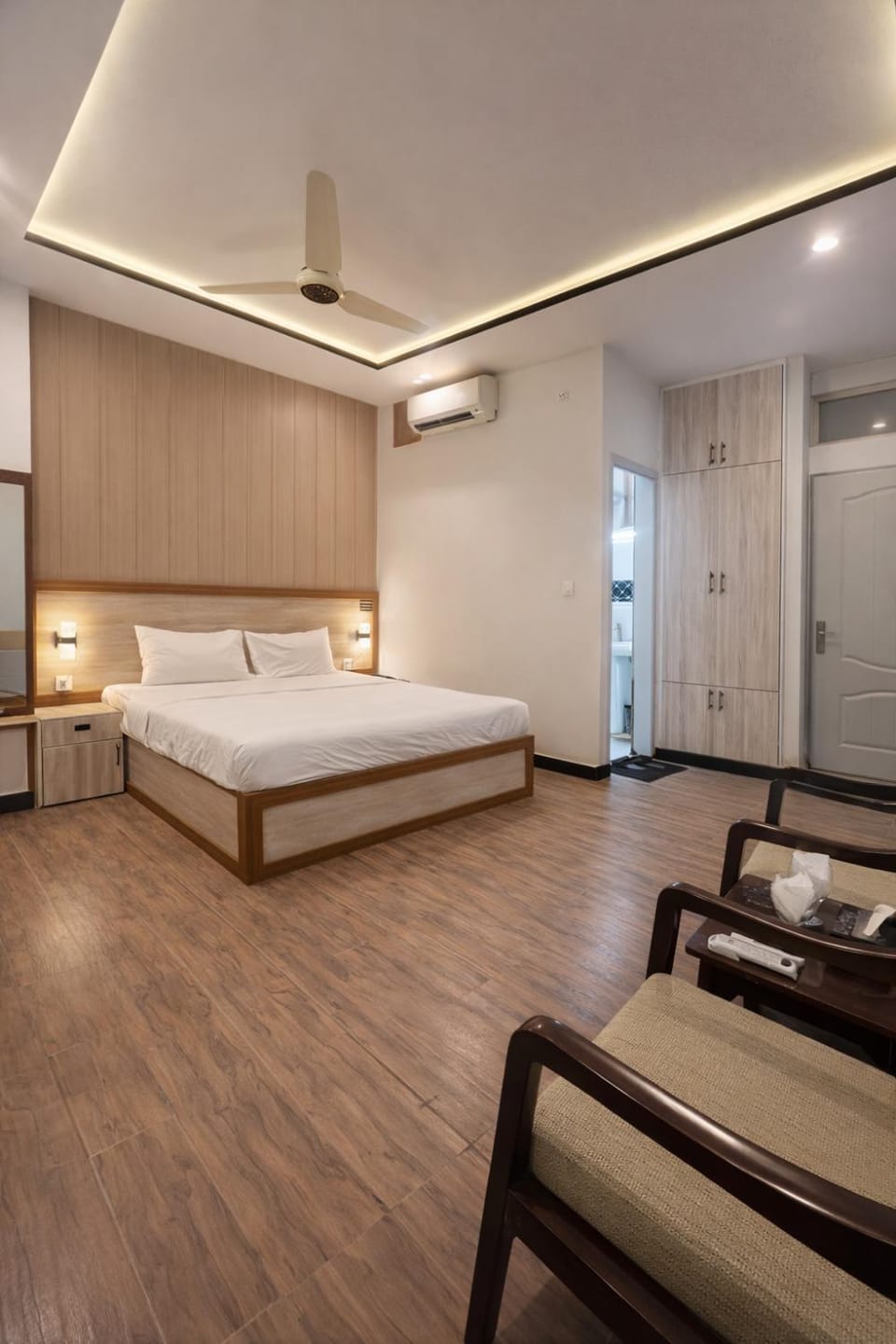 Bed, Photo of the whole room, Seating area, Bedroom, air conditioner
