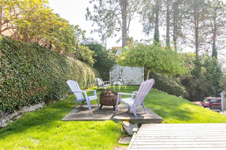 Garden Retreat • Deck Dining + Fire Pit House in Seattle