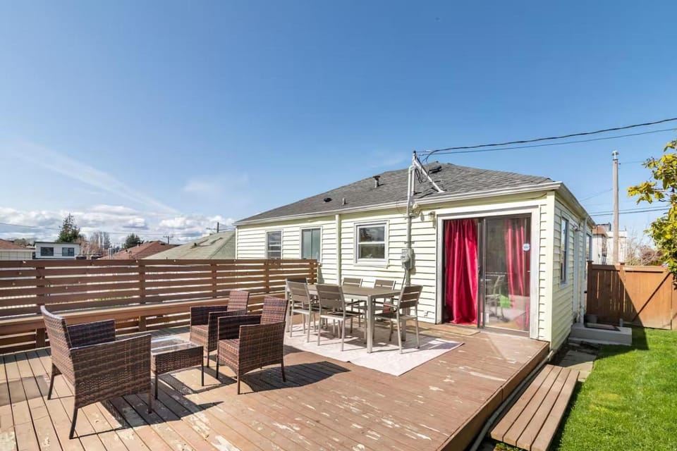 Garden Retreat • Deck Dining + Fire Pit House in Seattle