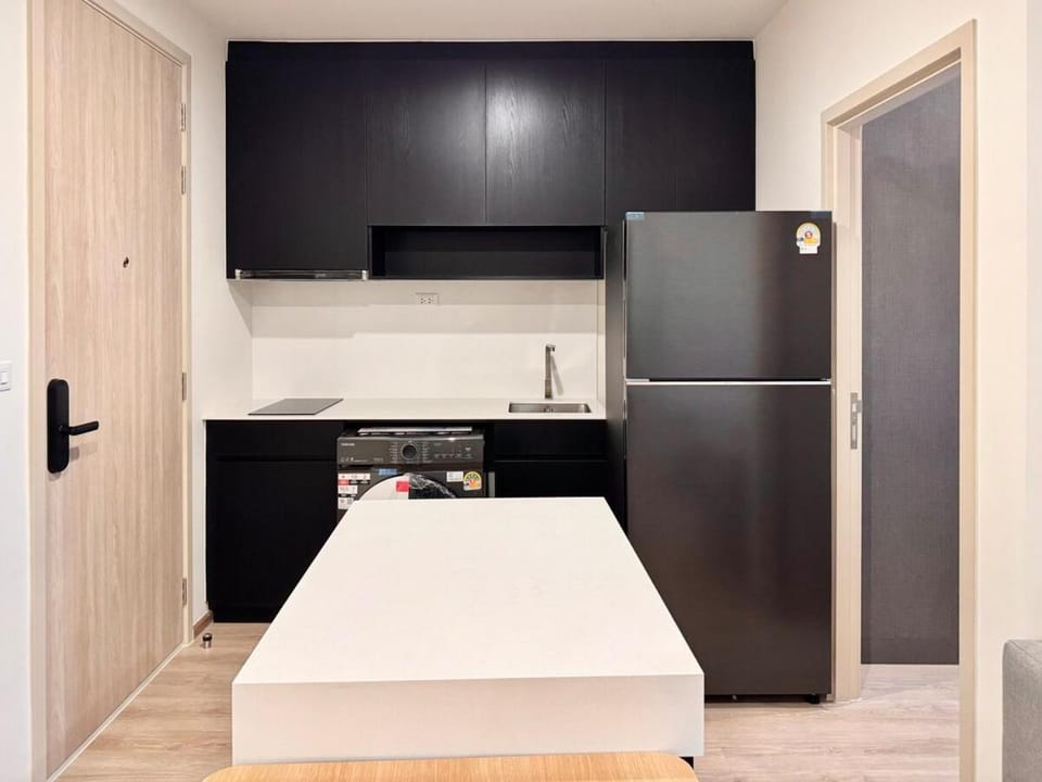 Kitchen or kitchenette, minibar