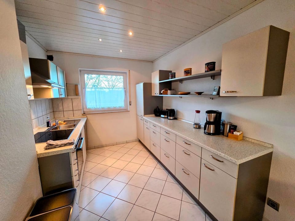 Coffee/tea facilities, Kitchen or kitchenette, stove, toaster
