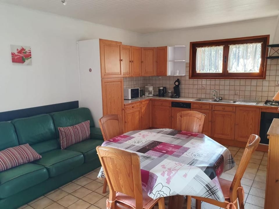 Living room, Seating area, Dining area, stove