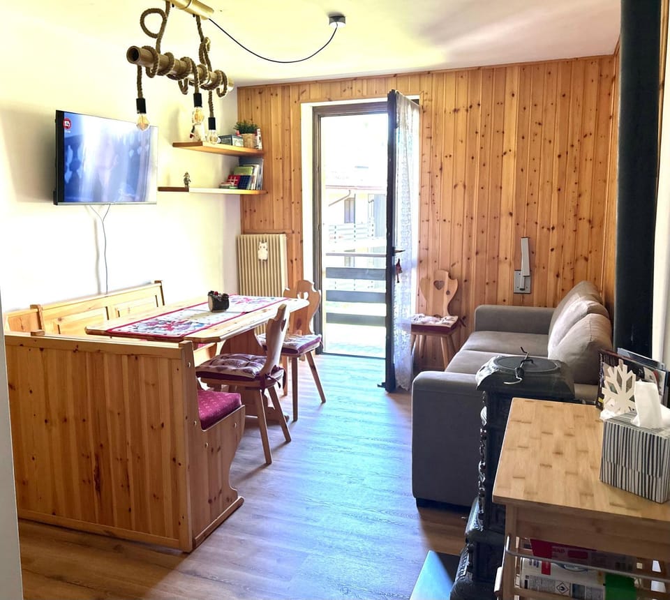 TV and multimedia, Kitchen or kitchenette, Living room, Dining area, internet