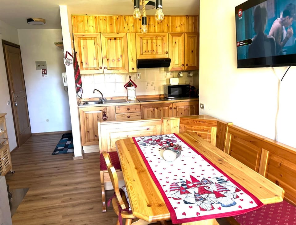 Communal lounge/ TV room, TV and multimedia, Kitchen or kitchenette, Dining area, pet friendly, stove