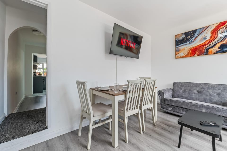 CityBuzz 4 Bedroom House in Nottingham Sleep 7 House in Nottingham