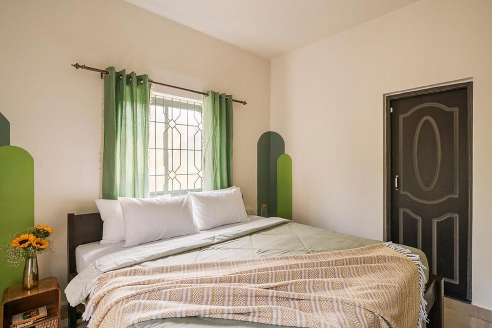 Cozy & Modern 2BHK W Pool-5 mins to Vagator Beach Apartment in Goa, India