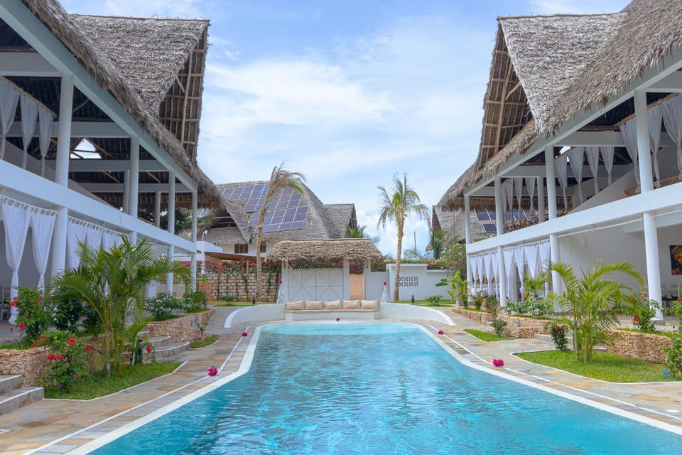 Property building, Day, Pool view, Swimming pool