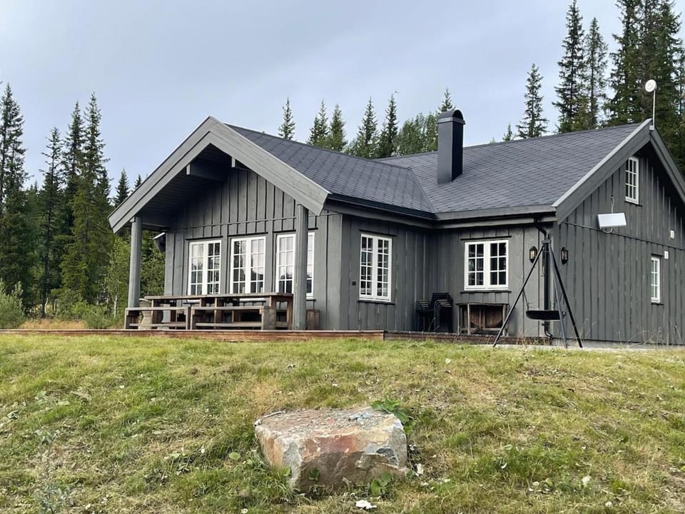 Modern and cozy cabin near ski slopes Cabin in Innlandet