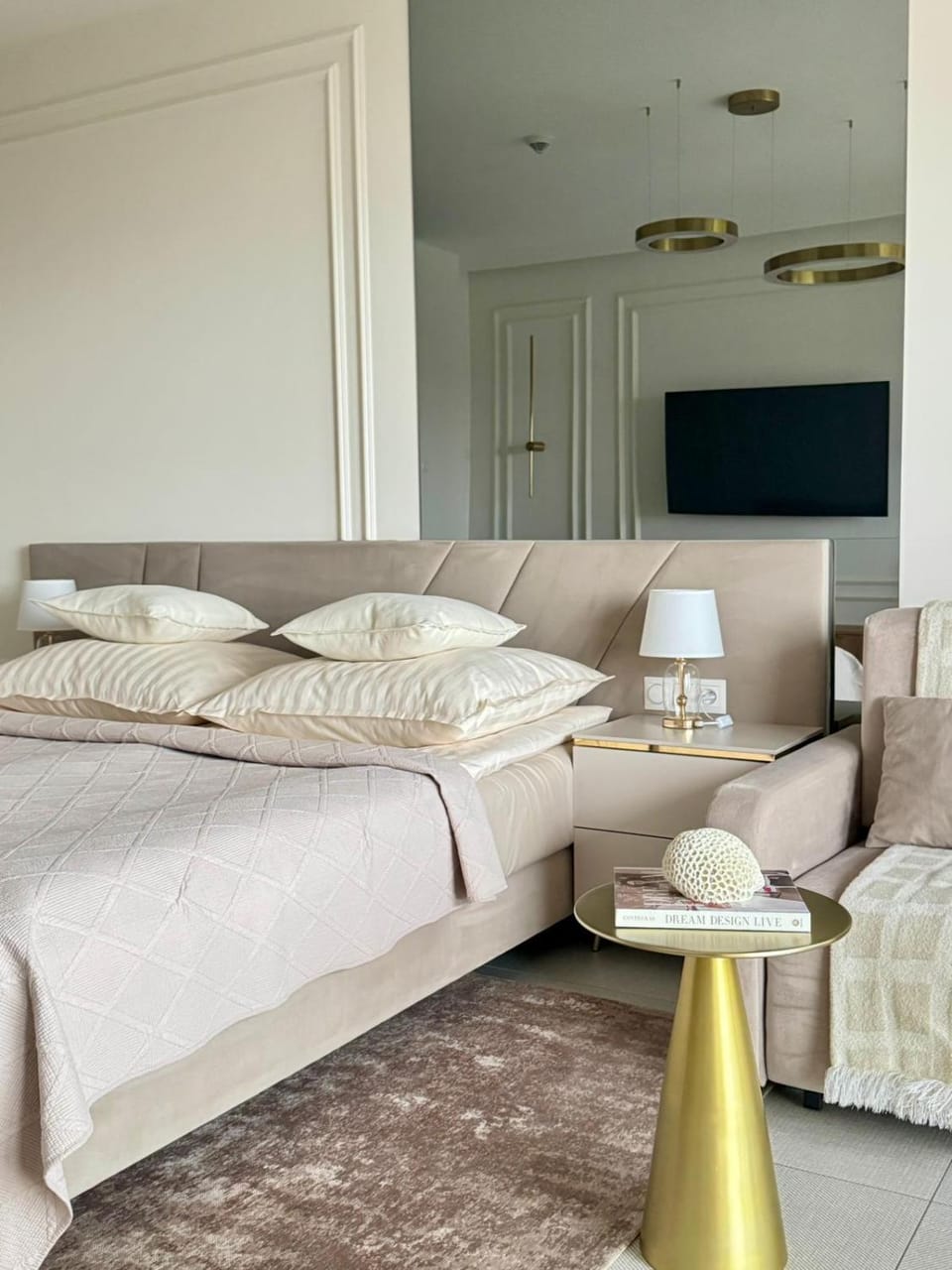 Bed, TV and multimedia, Living room, Photo of the whole room, Seating area, Bedroom